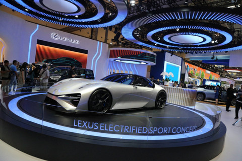 Pengunjung melihat mobil lexus electrified sport di booth Lexus pada ajang GIIAS 2024 di GIIAS 2024, ICE-BSD, Tangerang, Kamis (18/7). Foto: Aditia Noviansyah/kumparan