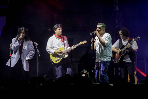 Sal Priadi tampil di We The Fest 2024 di GBK Sport Complex, Jakarta, Jumat (19/7/2024). Foto: Jamal Ramadhan/kumparan