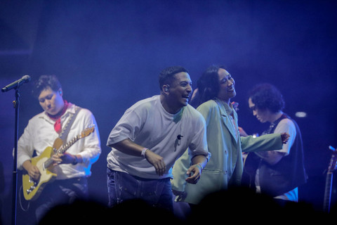 Sal Priadi tampil di We The Fest 2024 di GBK Sport Complex, Jakarta, Jumat (19/7/2024). Foto: Jamal Ramadhan/kumparan