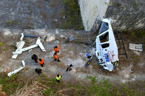 Petugas memeriksa helikopter Bell 505 yang jatuh di kawasan Suluban, Badung, Bali, Jumat (19/7/2024).  Foto: Fikri Yusuf/ANTARA FOTO