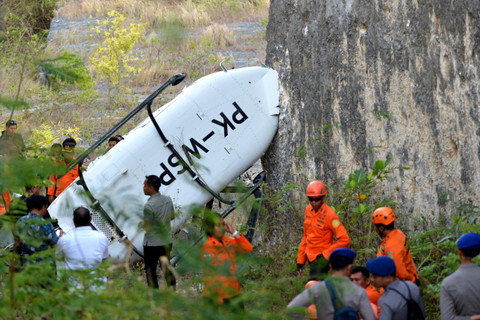 Petugas memeriksa helikopter Bell 505 di Bali yang jatuh, Jumat (19/7/2024).  Foto: Fikri Yusuf/ANTARA FOTO