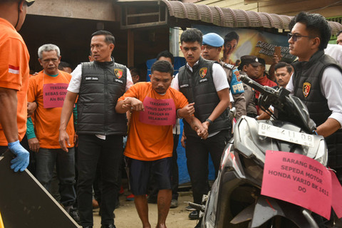 Dua tersangka kasus pembakaran rumah wartawan Bebas Ginting (kiri) dan Yunus Saputra Tarigan (tengah) memperagakan adegan saat rekonstruksi di Kabanjahe, Karo, Sumatera Utara, Jumat (19/7/2024). Foto: ANTARA FOTO/Fransisco Carolio