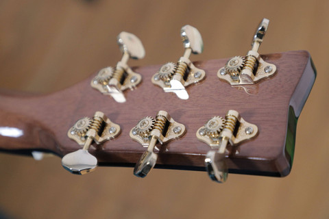 Open gear tuning machine gitar Yamaha Storia. Foto: Jamal Ramadhan/kumparan