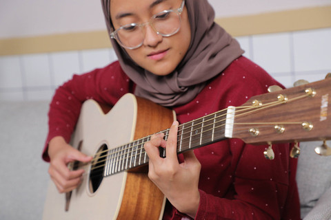 Gitar akustik Yamaha Storia I. Foto: Jamal Ramadhan/kumparan
