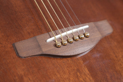 Bridge pin gitar akustik Yamaha Storia. Foto: Jamal Ramadhan/kumparan