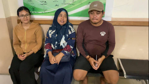 Ketua dan Anggota PPK Ambalau didampingi komisioner KPU Sintang Endang Kusmiyati ketika menunggu hasil pemeriksaan rumah sakit pasca-musibah speed boat karam. Foto: Yusrizal/Hi!Pontianak