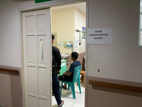 Anggota PPK Ambalau diperiksa kesehatannya di rumah sakit paska musibah speed boat karam. Foto: Yusrizal/Hi!Pontianak