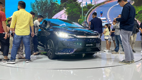 Mobil listrik BYD M6 yang dikerubungi pengunjung di GIIAS 2024.  Foto: Aditya Pratama Niagara/kumparan