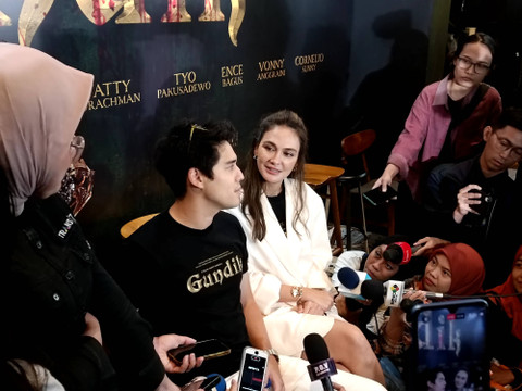Luna Maya dan Maxime Bouttier dalam konferensi pers film Gundik. Foto: Dok. Istimewa