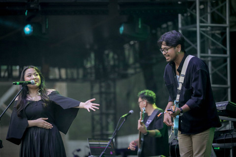 Bernadya tampil bersama Petra Sihombing saat We The Fest 2024 di kompleks Stadion Gelora Bung Karno, Jakarta, Sabtu (20/7/2024). Foto: Jamal Ramadhan/kumparan