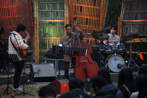 Kartabaya tampil pada Jazz Gunung Bromo 2024 di Jiwa Jawa Resort, Probolinggo, Jawa Timur, Sabtu (20/7/2024). Foto: Dicky Adam Sidiq/kumparan