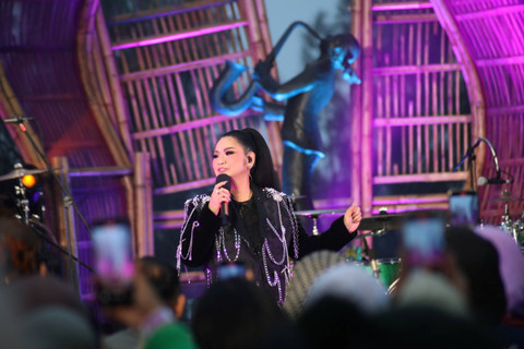 Vina Panduwinata feat FIeRY tampil pada Jazz Gunung Bromo 2024 di Jiwa Jawa Resort, Probolinggo, Jawa Timur, Sabtu (20/7/2024).  Foto: Dicky Adam Sidiq/kumparan