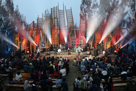 Vina Panduwinata feat FIeRY tampil pada Jazz Gunung Bromo 2024 di Jiwa Jawa Resort, Probolinggo, Jawa Timur, Sabtu (20/7/2024). Foto: Dicky Adam Sidiq/kumparan