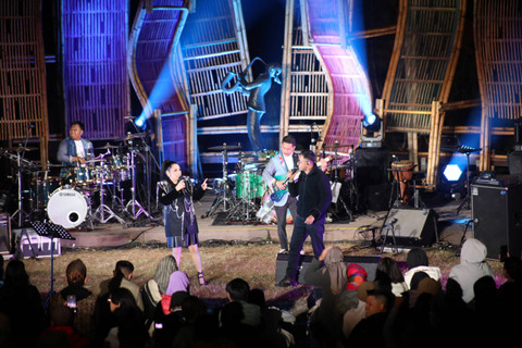 Vina Panduwinata feat FIeRY tampil pada Jazz Gunung Bromo 2024 di Jiwa Jawa Resort, Probolinggo, Jawa Timur, Sabtu (20/7/2024). Foto: Dicky Adam Sidiq/kumparan