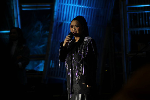 Vina Panduwinata feat FIeRY tampil pada Jazz Gunung Bromo 2024 di Jiwa Jawa Resort, Probolinggo, Jawa Timur, Sabtu (20/7/2024). Foto: Dicky Adam Sidiq/kumparan