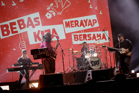 Grup musik 'Sore' tampil di panggung Banana pada We The Fest 2024 di Tennis Indoor, GBK Sport Complex, Jakarta, Sabtu (20/7/2024). Foto: Jamal Ramadhan/kumparan