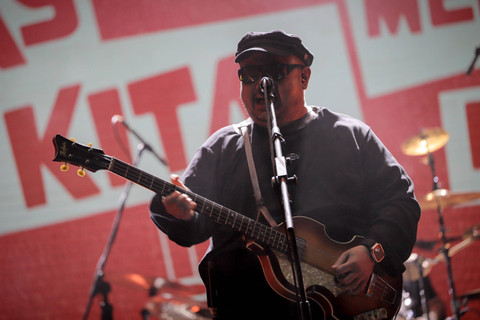 Grup musik 'Sore' tampil di panggung Banana pada We The Fest 2024 di Tennis Indoor, GBK Sport Complex, Jakarta, Sabtu (20/7/2024). Foto: Jamal Ramadhan/kumparan