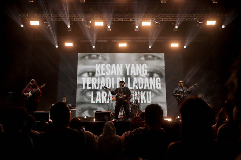 Grup musik 'Sore' tampil di panggung Banana pada We The Fest 2024 di Tennis Indoor, GBK Sport Complex, Jakarta, Sabtu (20/7/2024). Foto: Jamal Ramadhan/kumparan