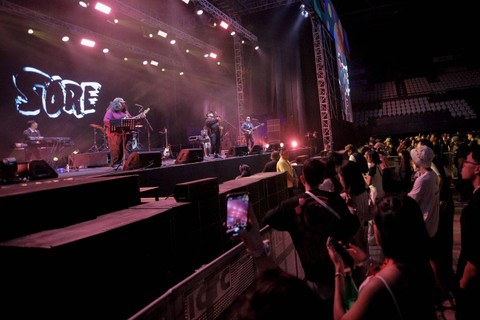 Grup musik 'Sore' tampil di panggung Banana pada We The Fest 2024 di Tennis Indoor, GBK Sport Complex, Jakarta, Sabtu (20/7/2024). Foto: Jamal Ramadhan/kumparan