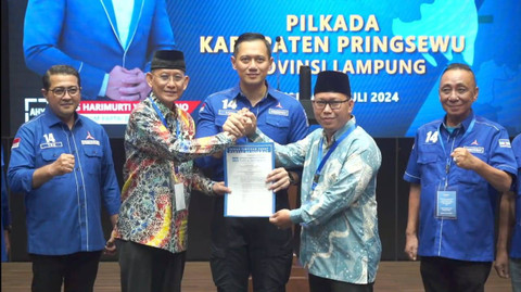 Penyerahan surat rekomendasi oleh Ketua DPP Partai Demokrat, Agus Harimurti Yudhoyono (AHY) kepada Adi Erlansyah dan Hasbullah Huda | Foto : Tangkap layar live youtube DPP Partai Demokrat.