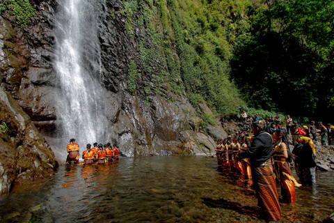 Sejumlah remaja mengambil air menggunakan kendi saat ritual Siraman Air Terjun Sedudo di Nganjuk, Jawa Timur, Sabtu (20/7/2024). Foto: Muhammad Mada/ANTARA FOTO