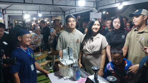 Ketua Umum PSI Kaesang Pangarep beserta istri melakukan blusukan ke Night Market Ngarsopuro di Jalan Diponegoro, Banjarsari, Kota Surakarta, Sabtu (20/7/2024).   Foto: Dok. kumparan