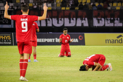 Sejumlah pesepak bola Timnas Indonesia berselebrasi usai menang atas Timnas Kamboja dalam pertandingan penyisihan Grup A Piala AFF U-19 di Stadion Gelora Bung Tomo, Surabaya, Jawa Timur, Sabtu (20/7/2024). Foto: Rizal Hanafi/ANTARA FOTO
