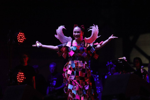 Titi DJ yang tergabung dalam grup musik 3 Diva tampil dalam We The Fest 2024 di kompleks Stadion Gelora Bung Karno, Jakarta, Sabtu (20/7/2024). Foto: Jamal Ramadhan/kumparan