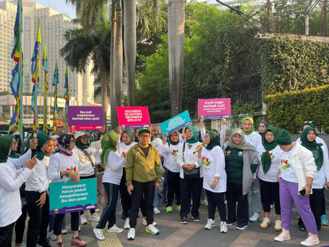 Ketua Umum DPP Perempuan Bangsa, Siti Mukaromah, di kampanye UU Kesejahteraan Ibu dan Anak, di kawasan Bundaran HI, Thamrin, Jakarta Pusat, Minggu (21/7/2024). Foto: Fadhil Pramudya/kumparan