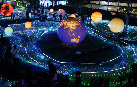 Masyarakat mengunjungi taman bermain Galactic Glow bertema galaksi di Paris Van Java Resort Lifestyle Place (PVJ) di Bandung, provinsi Jawa Barat, Indonesia, 20 Juli 2024. Foto: Ajeng Dinar Ulfiana/REUTERS 