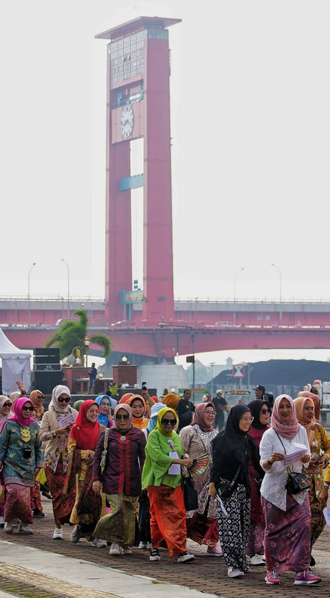 Sejumlah peserta parada kebaya yang diikuti Ibu-ibu dari beberapa organisasi perempuan di Palembang yang berkonvoi di pelataran Benteng Kuto Besak Palembang,Minggu (21/7) Foto: ary priyanto/urban id