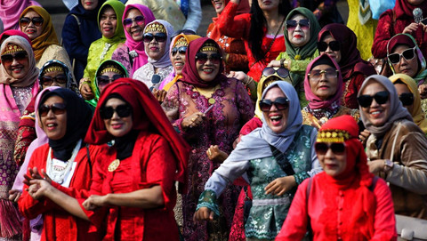 Sejumlah peserta parade kebaya menyambut hari kebaya nasional yang kompak berjoget di pelataran Benteng Kuto Besak Palembang, Minggu (21/7) Foto: ary priyanto/urban id