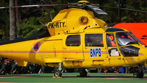 Helikopter bantuan dari BNPB berada di Helipad Griya Agung Palembang pada apel dan simulasi Karhutla Sumsel, Foto: ary priyanto/urban id