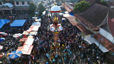 Warga Nagari Pasa memasang bagian Tabuik saat prosesi Naik Pangkek, di Pariaman, Sumatera Barat, Minggu (21/7/2024). Foto: ANTARA FOTO/Iggoy el Fitra