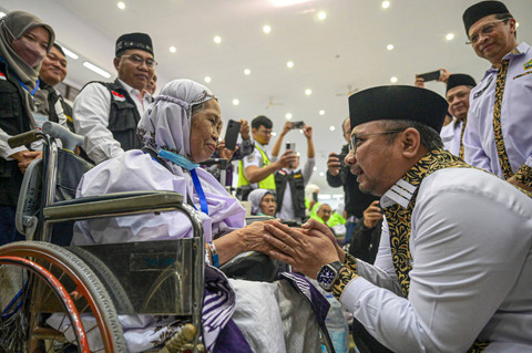 Menag Yaqut Cholil Qoumas berdialog dengan jamaah haji kloter JKG 63 yang tiba di Asrama Haji Pondok Gede, Jakarta, Minggu (21/7/2024). Foto: ANTARA FOTO/Sigid Kurniawan