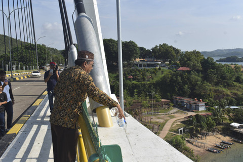 Warga melakukan rukyah Jembatan 1 Barelang di Batam, Jumat (19/7/2024). Foto: Dok. Yayasan An-Nubuwwah Batam