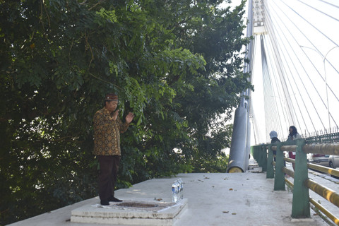 Warga melakukan rukyah Jembatan 1 Barelang di Batam, Jumat (19/7/2024). Foto: Dok. Yayasan An-Nubuwwah Batam