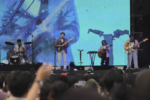 Reality Club tampil di panggung utama We The Fest 2024 di GBK Sport Complex, Jakarta, Minggu (21/7/2024). Foto: Jamal Ramadhan/kumparan