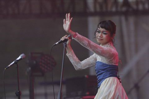 Penari yang dibawa Reality Club tampil di panggung utama We The Fest 2024 di GBK Sport Complex, Jakarta, Minggu (21/7/2024). Foto: Jamal Ramadhan/kumparan
