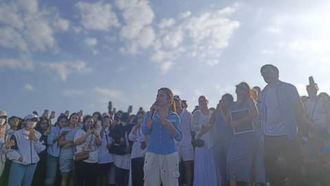Acara Pelarungan Abu Yitta Dali Wassink di Pantai Lembeng, Kecamatan Sukawati, Kabupaten Gianyar, Bali, Minggu (21/7/2024). Foto: Denita BR Matondang/kumparan