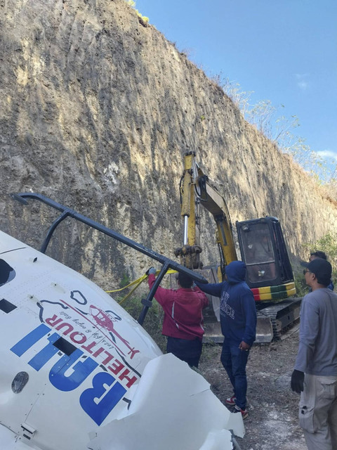Bangkai Helikopter Jatuh di Bali Dievakuasi. Foto: Dok. Otoritas Bandar Udara Wilayah IV