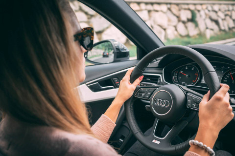 5 Tips Wanita Aman Berkendara, baik Motor Maupun Mobil