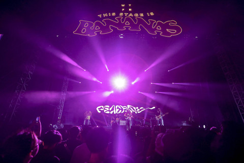 Peach Pit tampil di panggung Banana pada konser musik We The Fest 2024 di GBK Sport Complex, Jakarta, Minggu (21/7/2024). Foto: Jamal Ramadhan/kumparan