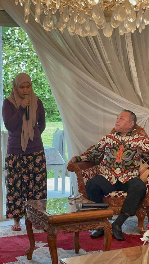 Rika (39 tahun)  saat dihadirkan Dubes RI untuk Rabat Hasrul Azwar saat sejumlah pemimpin media sedang bertamu ke Wisma Dubes di Rabat, Maroko, Rabu (17/7/2024) malam.  Foto: Arifin Asydhad/kumparan