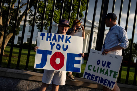 Warga memegang poster bertuliskan "Thank You Joe" usai Presiden AS Joe Biden mundur dari kandidat capres Amerika Serikat di luar Gedung Putih, Amerika Serikat, Minggu (21/7/2024). Foto: Samuel Corum / AFP