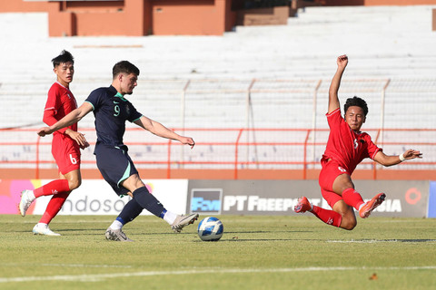 Pemain Timnas U-19 Australia Arion Sulemi menendang bola ke arah gawang Timnas U-19 Vietnam pada pertandingan babak penyisihan Grup B Piala AFF U-19 di Stadion Gelora Gelora 10 November, Surabaya, Minggu (21/7/2024). Foto: Moch Asim/ANTARA FOTO 