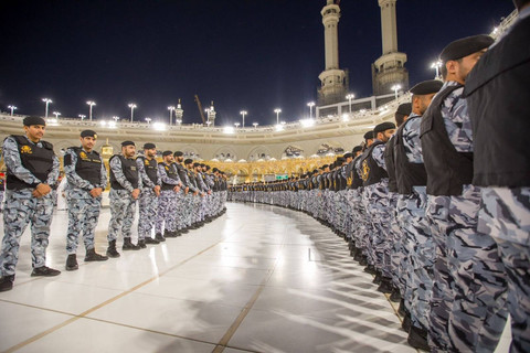 Pasukan Keamanan mengamankan prosesi pencucian Ka'bah di Masjidil Haram, Makkah, Minggu (21/7/2024). Foto: X/@makkahregion