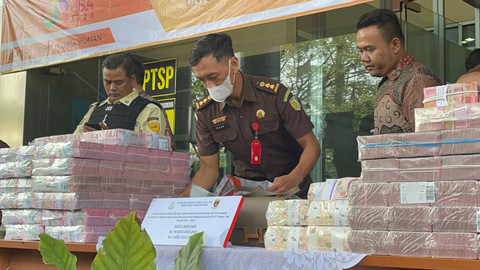 Penampakan barang bukti yang ditampilkan dalam pelimpahan tersangka kasus dugaan korupsi tata niaga timah di wilayah IUP PT Timah periode 2015-2022 Harvey Moeis dan Helena Lim di Kejaksaan Negeri Jakarta Selatan, Senin (22/7/2024). Foto: Fadhil Pramudya/kumparan