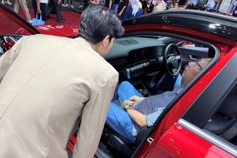 Mobil listrik Hyundai Kona Electric dan pengunjung GIIAS 2024 yang sedang melihat-lihat. Foto: Sena Pratama/kumparan