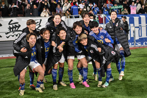 Pemain Timnas Wanita Jepang usai menang melawan Korea Utara pada pertandingan kualifikasi Olimpiade 2024 di Stadion Nasional, Tokyo, pada 28 Februari 2024. Foto: Philip FONG / AFP